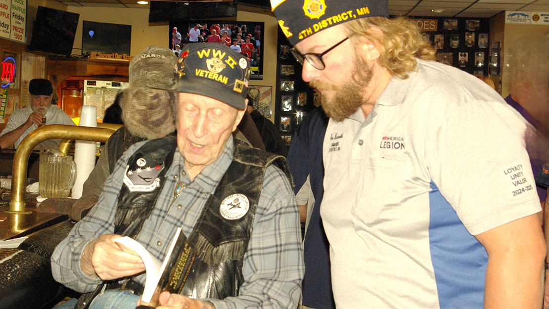 Go to 4th District commander talks with WWII veteran